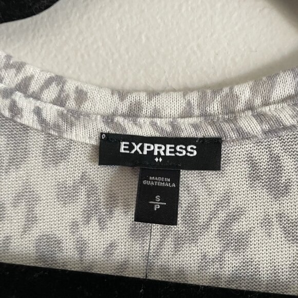 Express Womn S White/Gray Animal Print 1/2 Sleeve V-Neck Lightweight Sweater NWT - Picture 6 of 9